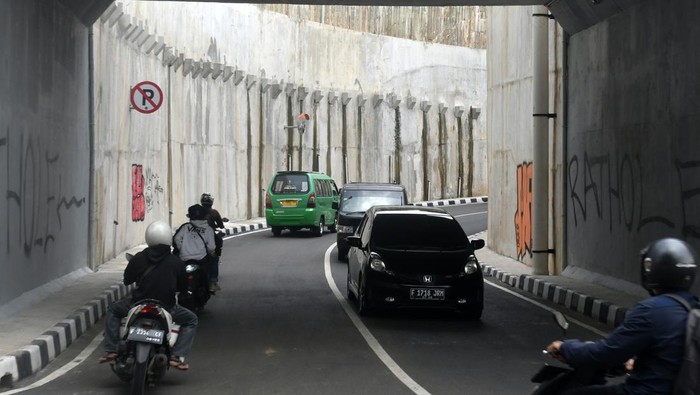 Terowongan Stasiun Batutulis Bogor mulai difungsikan Sejumlah kendaraan melintas di terowongan Stasiun Batutulis, Kota Bogor, Jawa Barat, Rabu (23/10/2024). Terowongan atau underpass Stasiun Batutulis, Kota Bogor tersebut mulai difungsikan pada Selasa (22/10) malam, dan bisa digunakan dua jalur secara bersamaan sehingga memperlancar perjalanan KA Pangrango dan mengurangi kemacetan yang sering terjadi di perlintasan kereta. ANTARA FOTO/Arif Firmansyah/Spt.