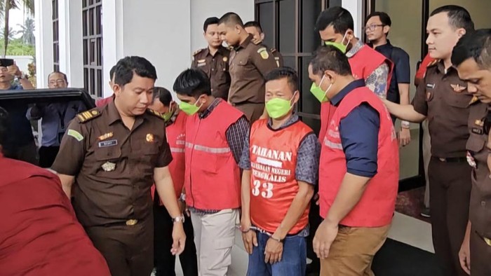 Tersangka kasus korupsi penyimpangan kredit pertanian di Bank Riau Kepri Syariah Cabang Bengkalis. (Dok Kejari Bengkalis)