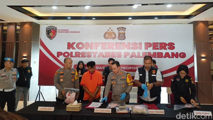 Tersangka Rohit Guntoro begal sadis di Palembang di release Polrestabes Palembang.