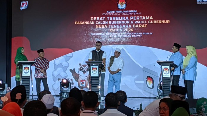 Tiga paslon mengikuti debat perdana Pemilihan Gubernur (Pilgub) NTB 2024 di Mataram pada Rabu (23/10/2024) malam. (Foto: Ahmad Viqi/detikBali)