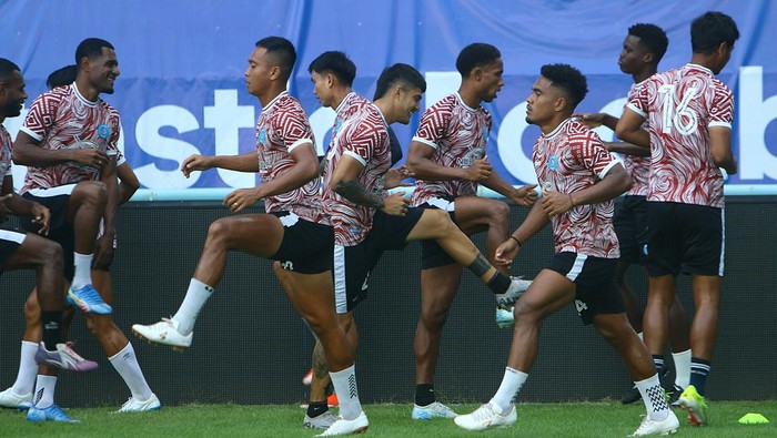 Tim PSBS Biak latihan di Stadion Batakan jelang melawan Borneo FC Samarinda dalam lanjutan Liga 1 2024/2025.