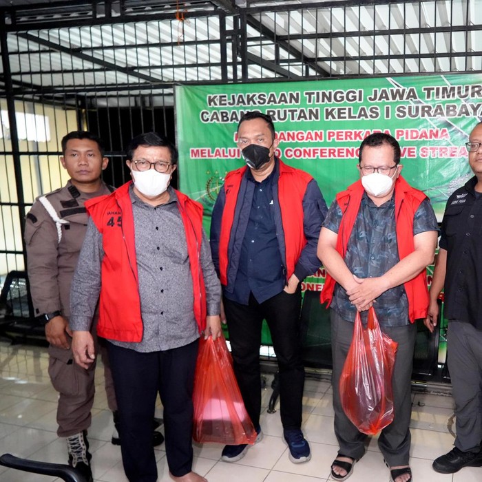 Trio Hakim PN Surabaya mengenakan Rompi Tahanan Kejati Jatim