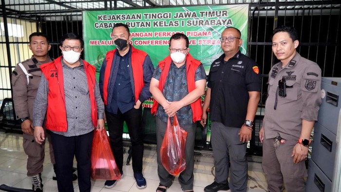 Trio Hakim PN Surabaya mengenakan Rompi Tahanan Kejati Jatim