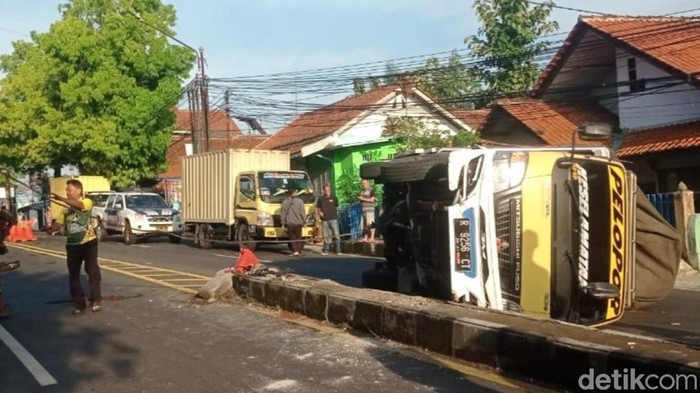 Truk muatan bahan konveksi terguling di Jalan Nasional Ciamis.