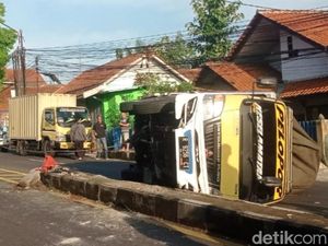 Truk Terguling di Simpang Kodim Ciamis, Lalin Sempat Tersendat