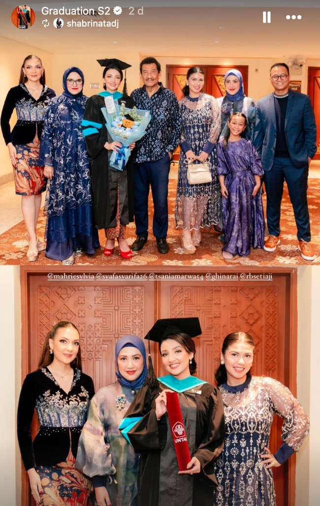 Acara wisuda Tsania itu tampak dihadiri oleh pihak keluarganya yang kompak mengenakan busana berwarna biru. Ekspresi bahagia jelas terpancar di wajah wanita 33 tahun itu. Foto: Instagram/@tsaniamarwa54
