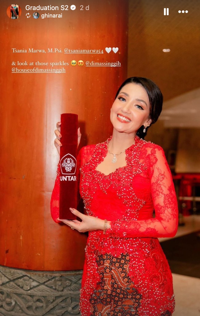 Di momen spesialnya itu Tsania memilih mengenakan kebaya berwarna merah. Kebaya brukat tersebut dipadukannya dengan kain batik berwarna senada. Foto: Instagram/@tsaniamarwa54