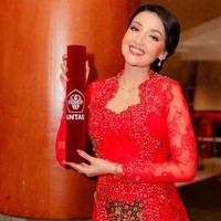 Di momen spesialnya itu Tsania memilih mengenakan kebaya berwarna merah. Kebaya brukat tersebut dipadukannya dengan kain batik berwarna senada. Foto: Instagram/@tsaniamarwa54