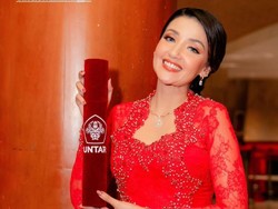 8 Foto Tsania Marwa Wisuda S-2 Psikologi, Menawan Dalam Balutan Kebaya Merah