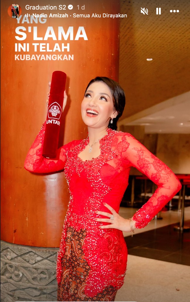 Penampilan Tsania kian menawan dengan pulasan makeup glam look. Ditambah dengan lipstik glossy berwarna senada dengan kebaya yang dikenakannya membuat Tsania tampil lebih fresh. Foto: Instagram/@tsaniamarwa54