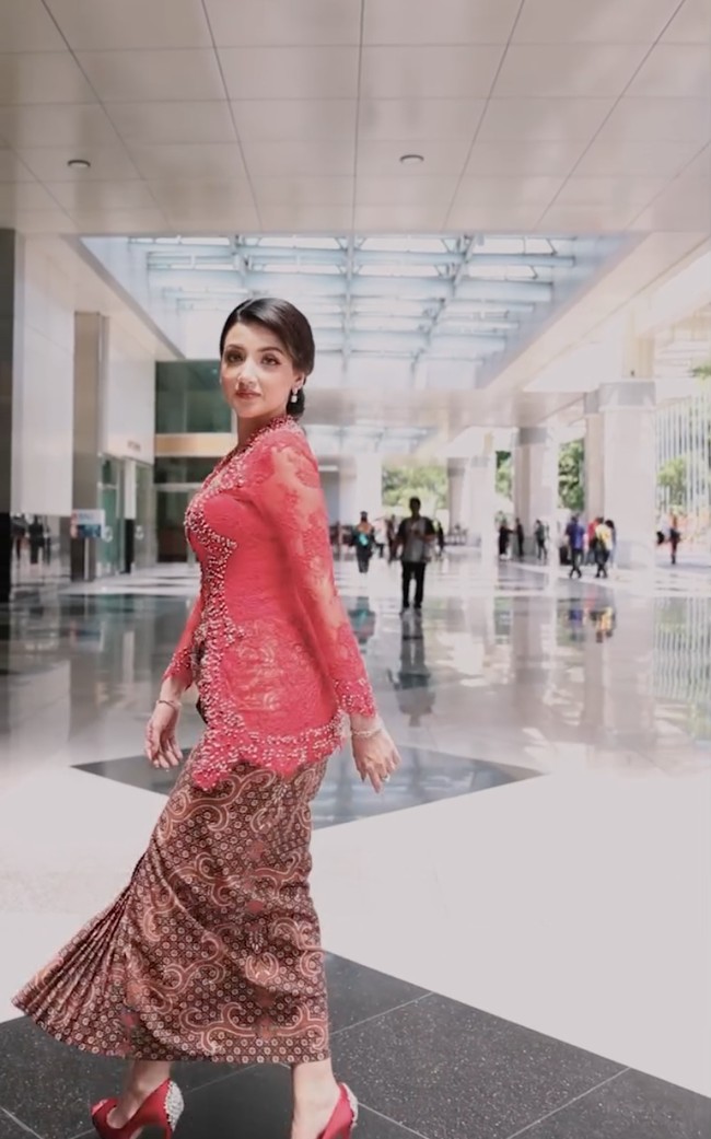 Kebaya yang dikenakan Tsania itu tampak memiliki detail berbentuk floral pada bagian lengannya. Potongan bergelombang pada bagian ujung kainnya juga menambah keindahan kebaya. Foto: Instagram/@tsaniamarwa54