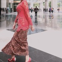 Kebaya yang dikenakan Tsania itu tampak memiliki detail berbentuk floral pada bagian lengannya. Potongan bergelombang pada bagian ujung kainnya juga menambah keindahan kebaya. Foto: Instagram/@tsaniamarwa54