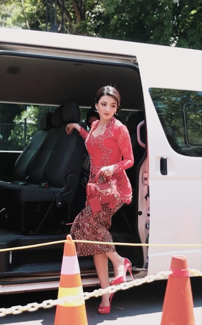 Kebaya tersebut dipadukan mantan istri Atalarik Syach itu dengan tas dan juga heels yang berwarna merah. Penampilannya semakin elegan dengan beberapa perhiasan, seperti anting, kalung, gelang, dan cincin yang dikenakannya. Foto: Instagram/@tsaniamarwa54