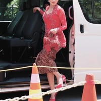 Kebaya tersebut dipadukan mantan istri Atalarik Syach itu dengan tas dan juga heels yang berwarna merah. Penampilannya semakin elegan dengan beberapa perhiasan, seperti anting, kalung, gelang, dan cincin yang dikenakannya. Foto: Instagram/@tsaniamarwa54