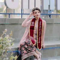 Tsania juga sempat menjalani pemotretan di momen wisudanya tersebut. Kali ini dirinya memilih tampil dengan kebaya berwarna baby pink dipadukan dengan kain batik berwarna hitam-pink. Foto: Instagram/@arti.kisahku