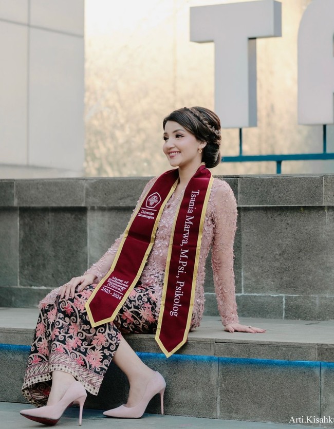 Penampilan ibu 2 orang anak itu saat mengenakan kebaya berwarna baby pink juga tak kalah menawan. Ditambah dengan sanggul klasik dan sedikit kepangan pada rambutnya, Tsania tampil anggun mempesona. Foto: Instagram/@arti.kisahku