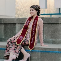 Penampilan ibu 2 orang anak itu saat mengenakan kebaya berwarna baby pink juga tak kalah menawan. Ditambah dengan sanggul klasik dan sedikit kepangan pada rambutnya, Tsania tampil anggun mempesona. Foto: Instagram/@arti.kisahku