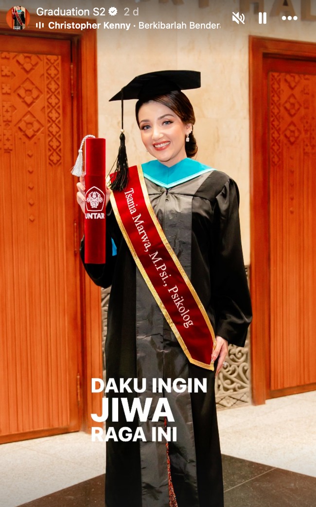 Artis cantik Tsania Marwa baru saja resmi mendapat gelar S2 psikologi dari universitas tempatnya mengenyam pendidikan, Untar. Tsania berhasil menyelesaikan pendidikan S2 di bidang Magister Psikologi Profesi Klinis dan meraih predikat cumlaude. Foto: Instagram/@tsaniamarwa54