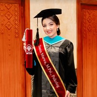 Artis cantik Tsania Marwa baru saja resmi mendapat gelar S2 psikologi dari universitas tempatnya mengenyam pendidikan, Untar. Tsania berhasil menyelesaikan pendidikan S2 di bidang Magister Psikologi Profesi Klinis dan meraih predikat cumlaude. Foto: Instagram/@tsaniamarwa54