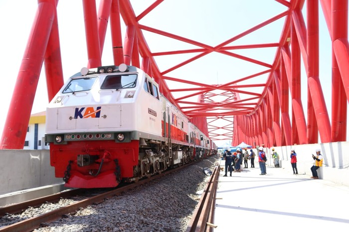 Uji beban jalur Kereta Api (KA) elevated simpang joglo, Kecamatan Banjarsari, Kota Solo, Kamis (24/10/2024)