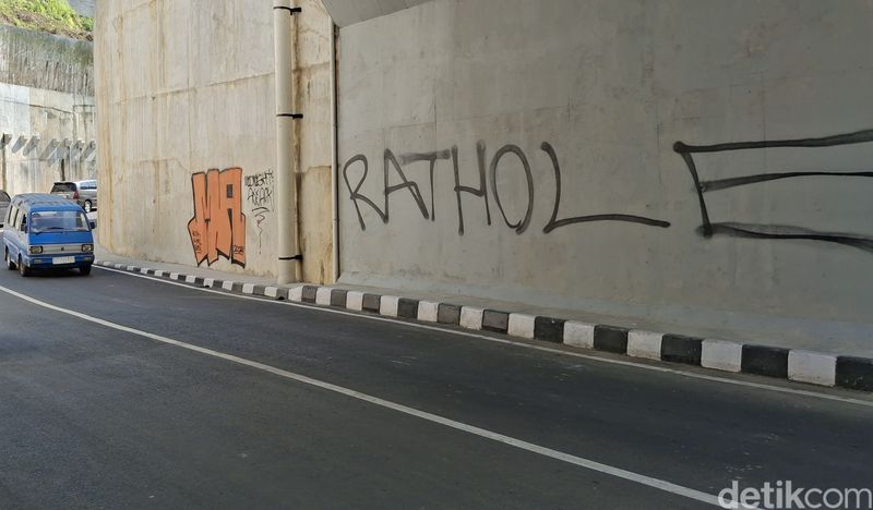 Vandalisme di underpass Batutulis, Bogor. (Muchamad Sholihin/detikcom)