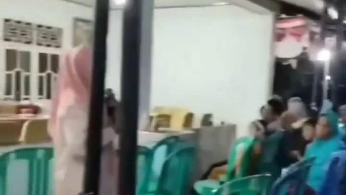 Video Cabup Mesuji Elfianah ajak warga pilih dia jika ingin masuk surga.