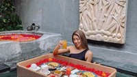Saat di hotel, ia pun menikmati floating breakfast. Menurutnya, belum lengkap rasanya jika ke Bali tanpa menikmati floating breakfast. Foto: Instagram @vietyanachloe