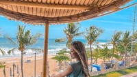 Selain itu, saat di Bali Vietyana Chloe juga mengunjungi Azul Beach Club. Dengan pemandangan pantai yang indah, ia menikmati es jeruk dan steak. Foto: Instagram @vietyanachloe