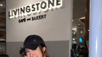 Tak hanya di Bali, ada juga momennya saat kulineran di Jakarta. Jalan-jalan di kawasan PIK, ia mampir ke kafe Living Stone dan menikmati es kopi. Foto: Instagram @vietyanachloe