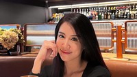Vietyana Chloe juga sering menikmati mocktail di club. Momennya saat nongkrong tersebut ia terlihat sangat antusias. Membuat kebahagiaan adalah prioritas, tulisnya. Foto: Instagram @vietyanachloe