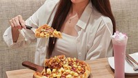 Terakhir ada keseruan Vietyana Chloe saat menikmati pizza. Pizzanya disajikan dengan baked beans, scrambled egg, tomat,jamur, dan cream mayo. Foto: Instagram @vietyanachloe
