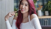 Makanan khas Italia agaknya menjadi favorit Vietyana Chloe. Ini momen kekasih Nicholas Saputra tersebut saat menikmati spaghetti bolognese. Foto: Instagram @vietyanachloe