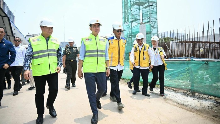 Wakil Presiden Gibran Rakabuming Raka mengecek proyek air Sewerage Development Project (JSDP) Zona 1.