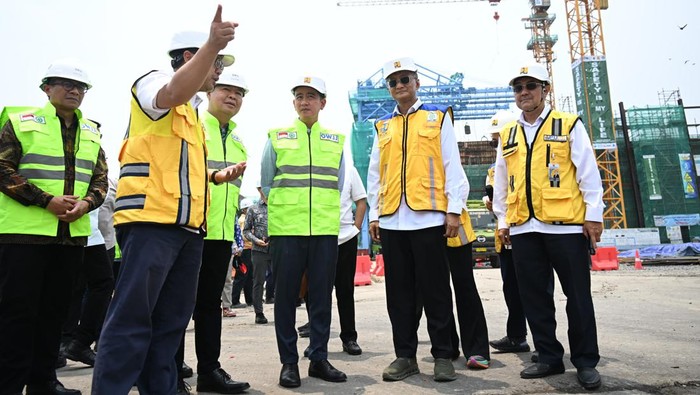 Wapres Gibran Rakabuming Raka meninjau proyek Jakarta Sewerage Development Project (JSDP) Zona 1 di Pluit Timur Raya, Penjaringan, Jakarta Utara. (dok BPMI Setwapres).