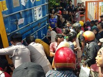 Kronologi Truk Terbalik di Depan UNM-Muatan Minyak Goreng Tumpah ke Jalan