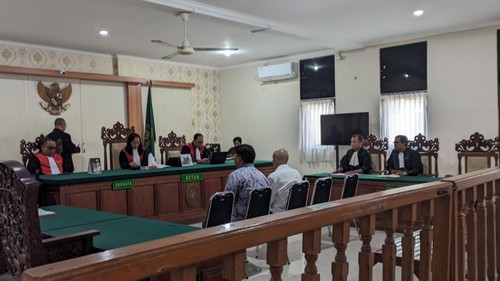 WN Latvia bernama Vladimirs Smuskevics menjalani sidang dakwaan terkait kepemilikan narkoba di Pengadilan Negeri (PN) Denpasar, Kamis (24/10/2024). (Foto: Vincencia Januaria Molo/detikBali)