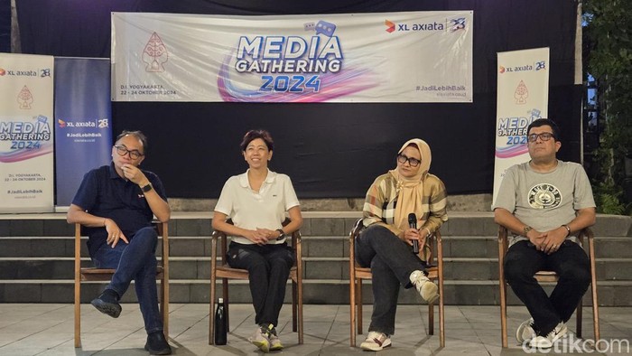 Kiri ke kanan:
1. Direktur & Chief Technology Officer XL Axiata, Gede Darmayusa
2. Direktur & Chief Enterprise Business & Corporate Affairs XL Axiata, Yessie D Yosetya
3. Presiden Direktur & CEO XL Axiata, Dian Siswarini
4. Chief Corporate Affairs XL Axiata, Marwan O Baasir