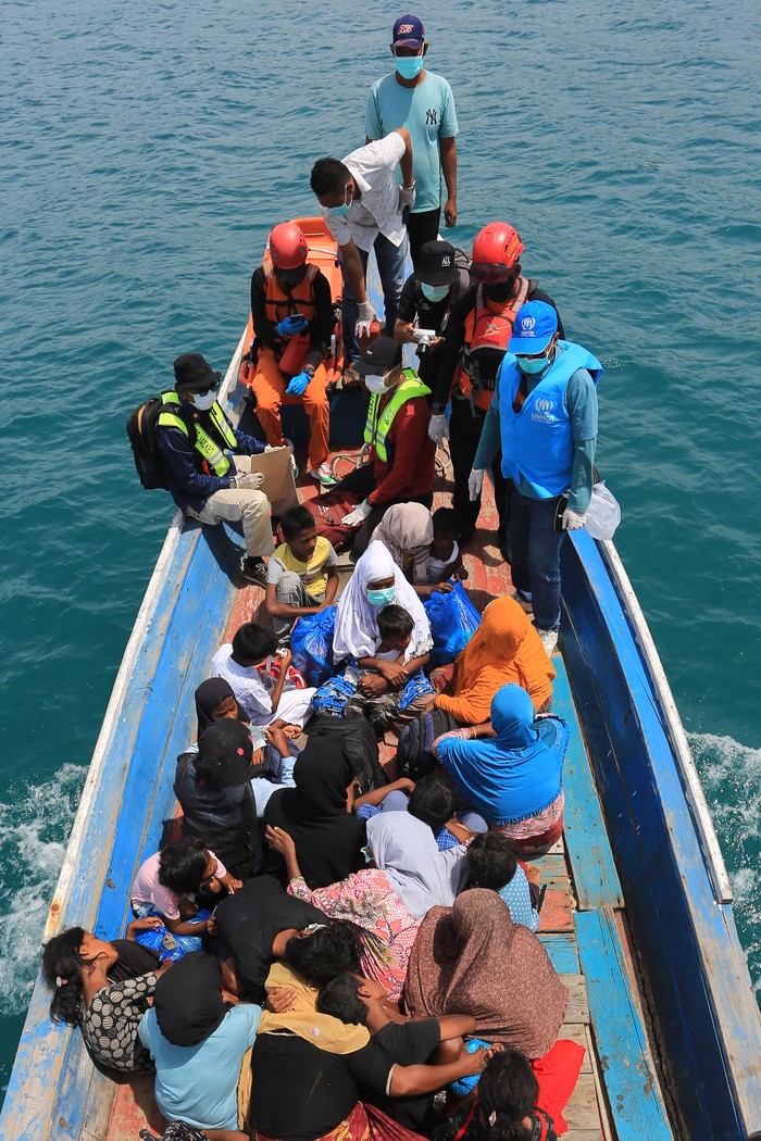 139 Imigran Rohingya Dievakuasi ke Daratan Aceh Selatan Personel gabungan mengevakuasi imigran etnis Rohingya di perairan laut di Labuhan Haji, Aceh Selatan, Aceh, Kamis (24/10/2024). Sebanyak 139 imgran etnis Rohingya yang sebelumnya terombang-ambing diperairan telah dievakuasi dan akan ditempatkan di tempat penampungan sementara Terminal tipe C desa setempat. ANTARA FOTO/Syifa Yulinnas/agr