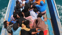 Sebanyak 139 imigran etnis Rohingya yang sebelumnya terombang-ambing diperairan Aceh Selatan akhirnya dievakuasi ke daratan.  