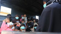 Ratusan imigran itu ditempatkan di tempat penampungan sementara Terminal tipe C desa setempat.  
