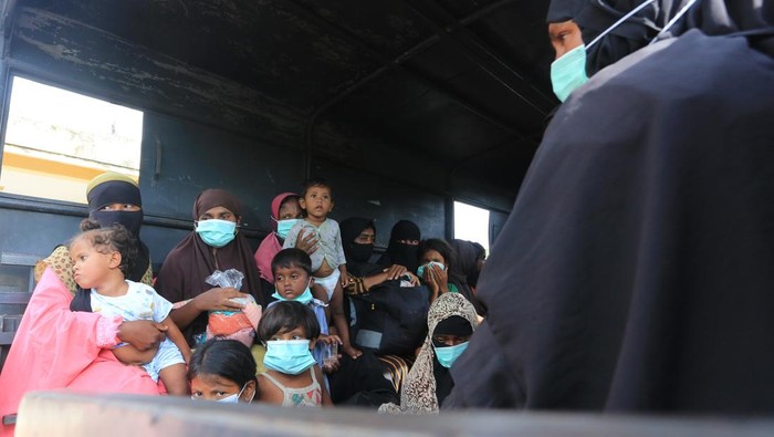 Personel gabungan mengevakuasi imigran etnis Rohingya di perairan laut di Labuhan Haji, Aceh Selatan, Aceh, Kamis (24/10/2024). Sebanyak 139 imgran etnis Rohingya yang sebelumnya terombang-ambing diperairan telah dievakuasi dan akan ditempatkan di tempat penampungan sementara Terminal tipe C desa setempat. ANTARA FOTO/Syifa Yulinnas/agr