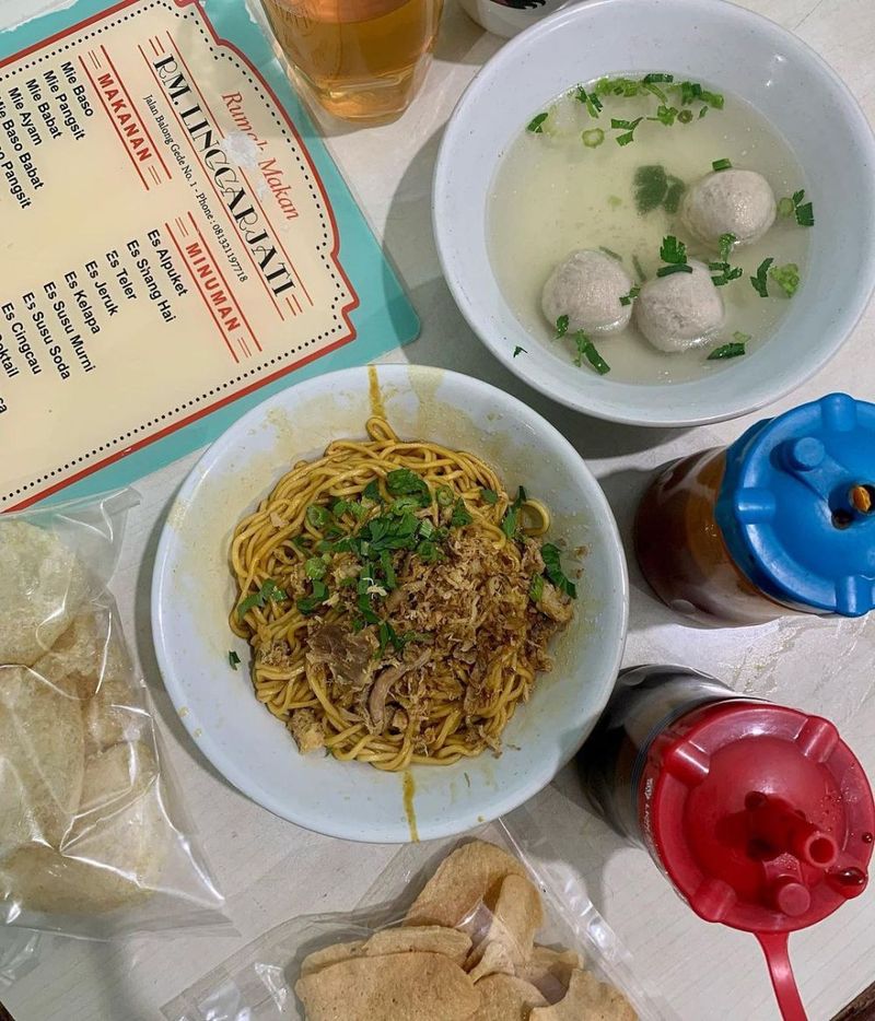 5 Warung Bakso Tertua di Indonesia Ada yang Eksis Sejak 1950!