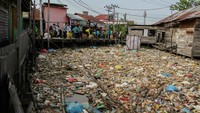 Sejumlah warga mengambil sampah di Sungai Kahayan, Palangka Raya, Kalimantan Tengah, Jumat (25/10/2024).  