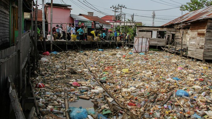 Aksi bersih sampah di daerah aliran Sungai Kahayan Sejumlah warga mengambil sampah di Sungai Kahayan, Palangka Raya, Kalimantan Tengah, Jumat (25/10/2024). Dinas Lingkungan Hidup Kota Palangka Raya bersama warga melakukan aksi bersih-bersih sampah di daerah aliran Sungai Kahayan sebagai bentuk kepedulian terhadap kelestarian sungai dari pencemaran sampah dan upaya mengantisipasi banjir di kawasan tersebut. ANTARA FOTO/Auliya Rahman/foc.