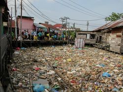 Jorok! Sungai Kahayan Palangka Raya Penuh Sampah