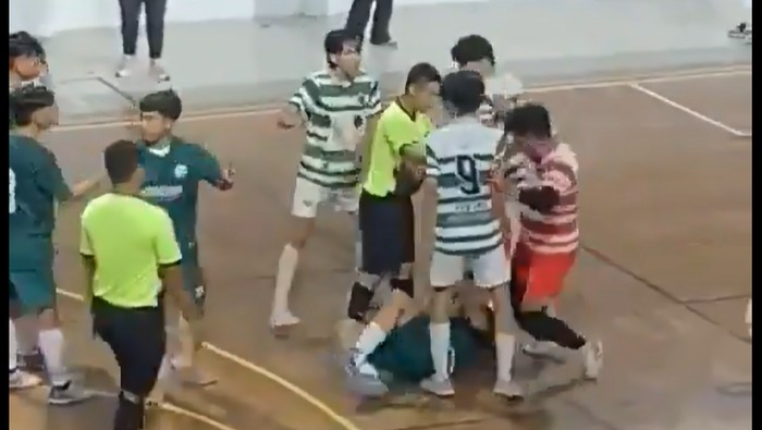 Aksi kekerasan terjadi dalam laga futsal mahasiswa di Universitas Sebelas Maret (UNS) Solo, Jawa Tengah.