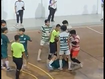 Video: Pemain Laga Futsal di Solo Injak Leher Lawan, Korban Dilarikan ke RS