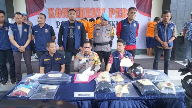 Aksi perampokan di minimarket di kawasan Setu, Bekasi, Jabar viral di medsos. Pelaku memukul kepala kasir memakai golok dan menguras uang belasan juta rupiah. (dok Istimewa)