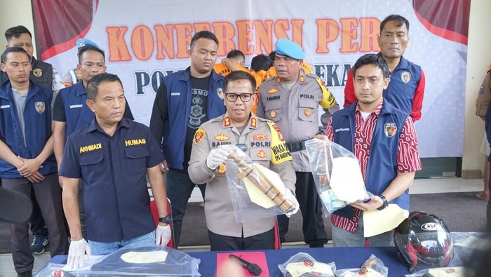 Aksi perampokan di minimarket di kawasan Setu, Bekasi, Jabar viral di medsos. Pelaku memukul kepala kasir memakai golok dan menguras uang belasan juta rupiah. (dok Istimewa)