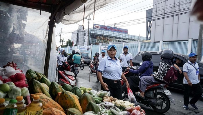 Buruh mengendarai sepeda keluar dari pabrik PT Sri Rejeki Isman Tbk (Sritex) di Sukoharjo, Jawa Tengah, Kamis (24/10/2024). Pengadilan Negeri (PN) Niaga Semarang menyatakan perusahaan tekstil PT Sri Rejeki Isman Tbk (SRIL) atau Sritex dinyatakan pailit, hal tersebut tercantum dalam putusan dengan nomor perkara 2/Pdt.Sus-Homologasi/2024/PN Niaga Semarang.